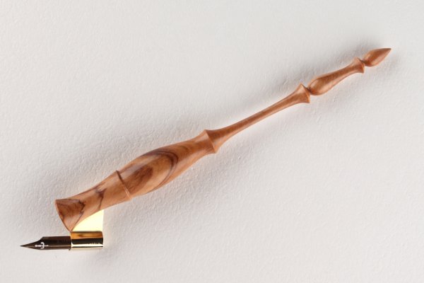 Pen holder made of Mutenye wood and finished with wax.